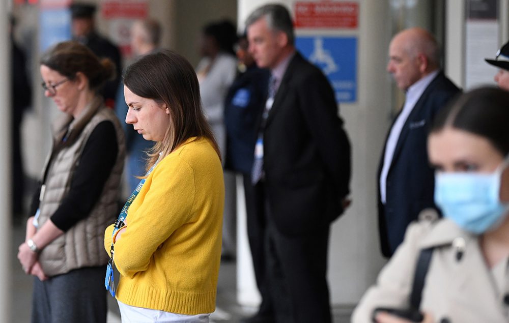 Schweigeminute vor dem "Chelsea and Westminster Hospital" in London am 28. April (Bild: Daniel Leal-Olivas/AFP)