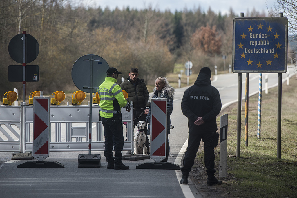 Grenzkontrollen in Broumov-Mahring an der tschechisch-deutschen Grenze (Bild: Michal Cizek/AFP)