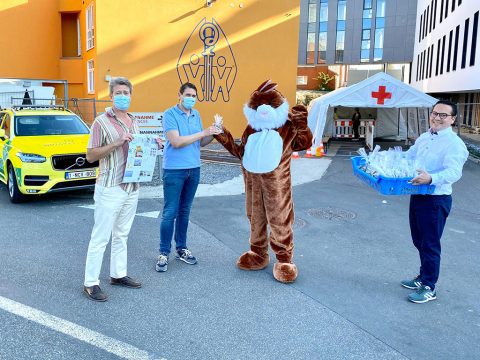 Der Kelmiser Schöffe Björn Klinkenberg (rechts) bei der Präsentübergabe am Eupener Krankenhaus. Links erkennt man Chefarzt Frédéric Marenne, rechts neben ihm Marco Miribung, Dienstleiter der Intensivstation. (Bild: Gemeinde Kelmis)