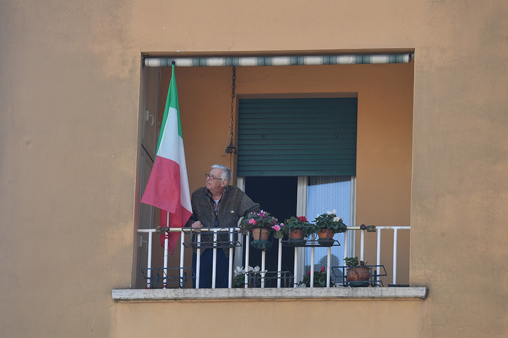 Einwohner von Rom auf seinem Balkon