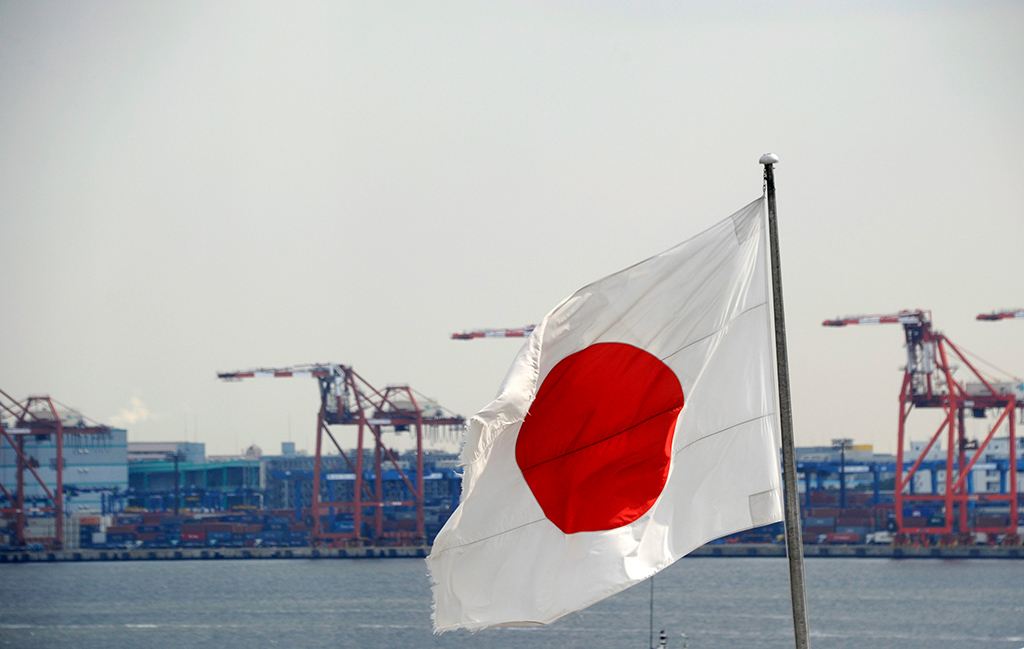 Japanische Flagge in einem Hafen in Tokio (Bild: Franck Robichon/EPA)