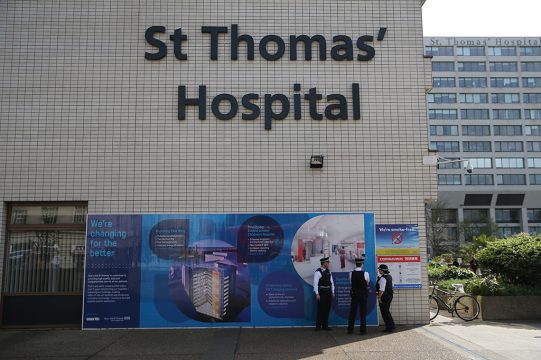 Polizisten vor dem St Thomas' Hospital in London, in dem Premier Johnson behandelt wird (Bild: Isabel Infantes/AFP)