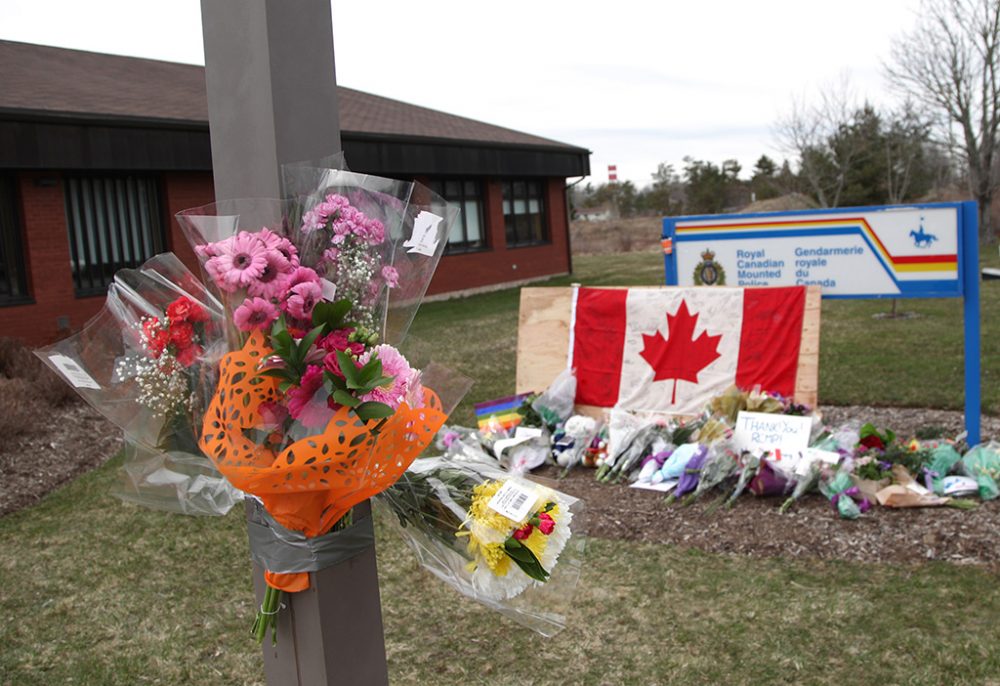 Blumen für die Opfer in Enfield, Nova Scotia (Bild: Tim Krochak/AFP)