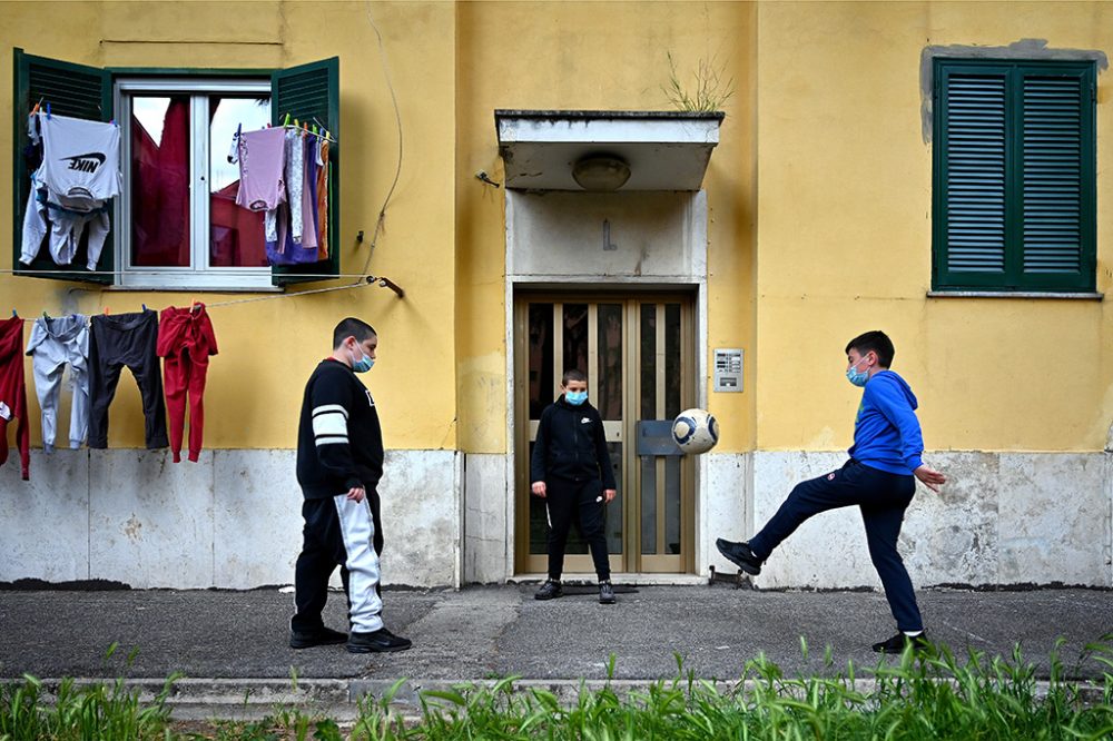 Kinder beim Fußball spielen in Rom (Bild: Alberto Pizzoli/AFP)