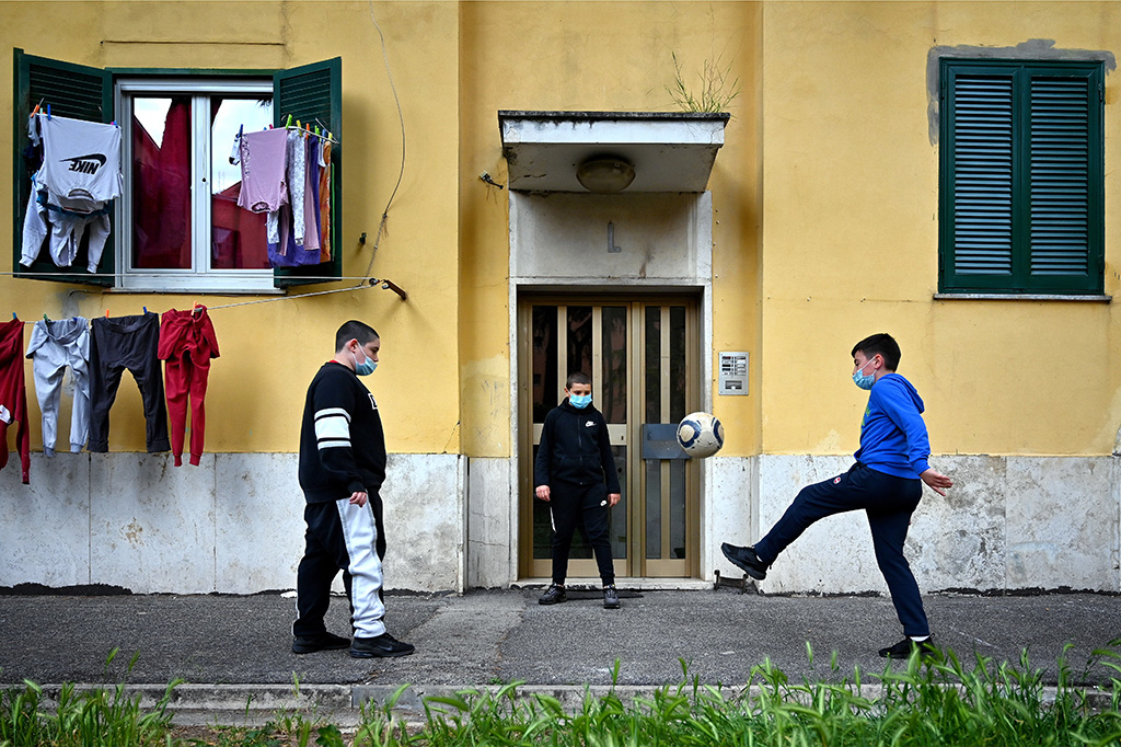 Kinder beim Fußball spielen in Rom (Bild: Alberto Pizzoli/AFP)