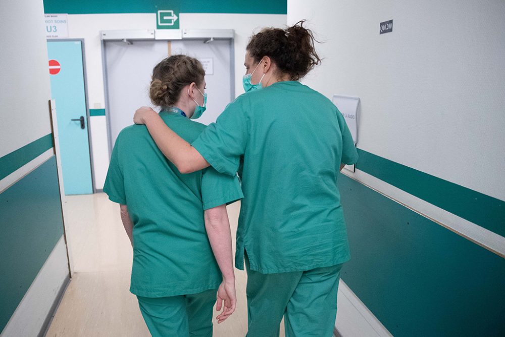 Pflegepersonal in einem Ixelles-Krankenhaus in Brüssel (Bild: Aris Oikonomou/AFP)