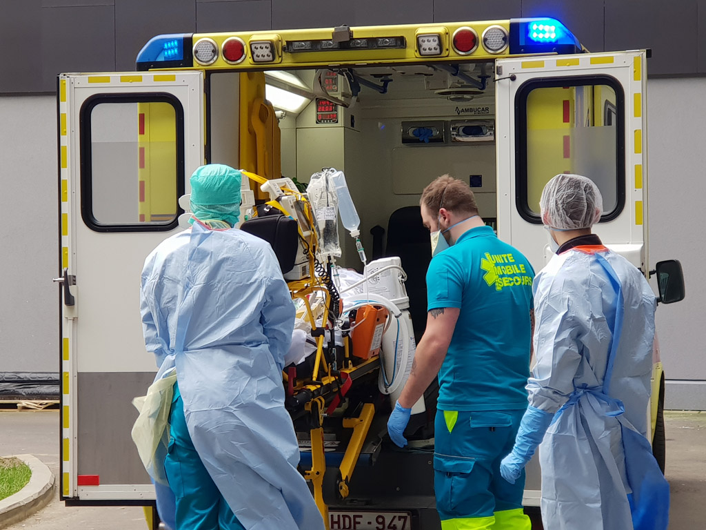 Ankunft eines Krankenwagens in der Klinik (Illustrationsbild: Stringer/Belga)
