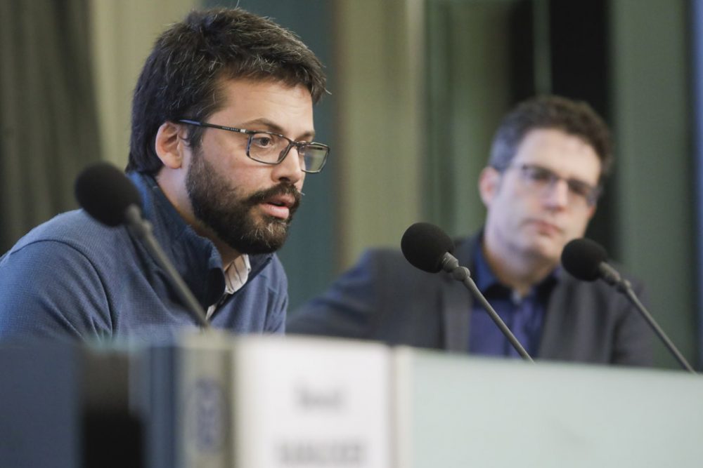 Die Virologen Emmanuel André und Steven De Gucht bei einer Pressekonferenz des Krisenzentrums (Archivbild vom 16. März: Thierry Roge/BELGA)