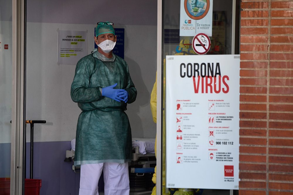 Vor einem Krankenhaus in Leganes in der Nähe von Madrid (Bild: Javier Solano/AFP)