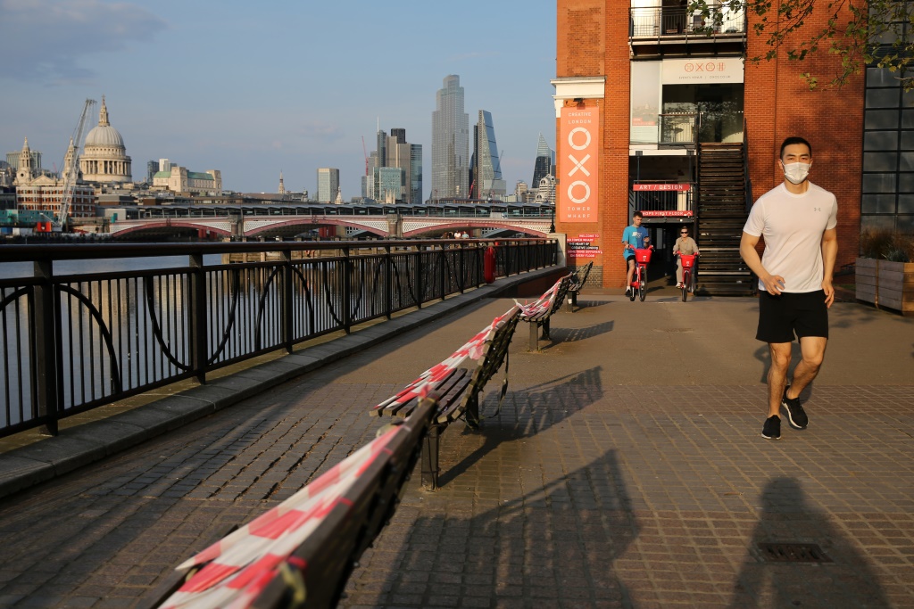 Passanten in South Bank, London (Bild: Isabel Infantes/AFP)