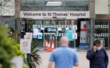 Johnson wird im St.-Thomas-Hospital in London behandelt (Bild: Tolga Akmen/AFP)