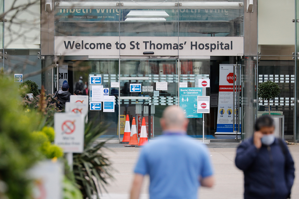 Johnson wird im St.-Thomas-Hospital in London behandelt (Bild: Tolga Akmen/AFP)