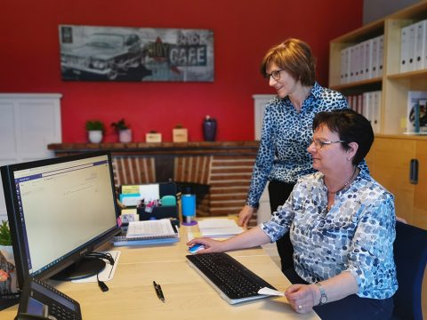 Inge Kohnen, Schulleiterin der Maria-Goretti-Schule in St. Vith, und Lehrerin Ute Kraus (Bild: Raffaela Schaus/BRF)