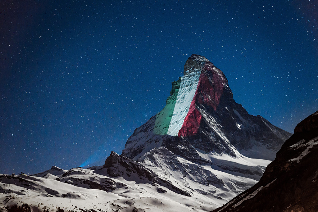 Der Schweizer Künstler Gerry Hofstetter hat Donnerstag das Matterhorn mit der italienischen Flagge angestrahlt (Bild: Fabrice Coffrini/AFP)