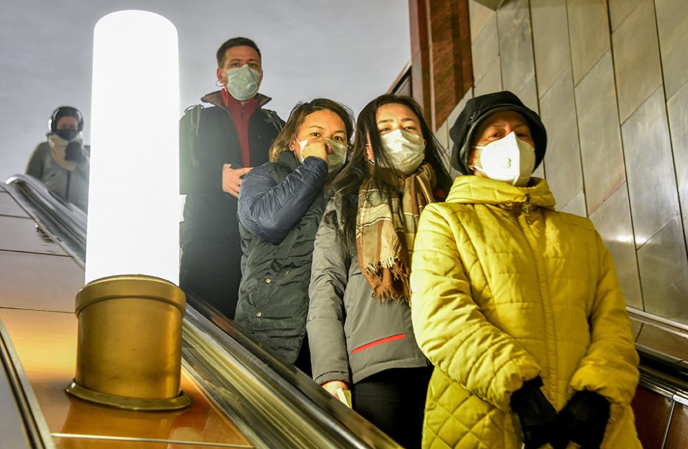 Passagiere in einer Moskauer Metro-Station (Bild: Vasily Maximov/AFP)