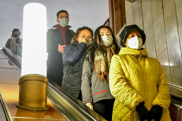 Passagiere in einer Moskauer Metro-Station (Bild: Vasily Maximov/AFP)