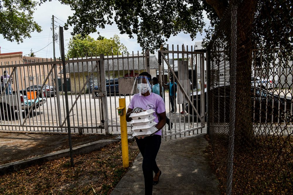 Freiwilliger mit Schutzmaske liefert Essen in Miami (Bild: Chandan Khanna/AFP)