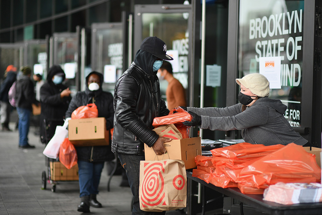 Lebensmittelverteilung in New York (Bild: Angela Weiss/AFP)
