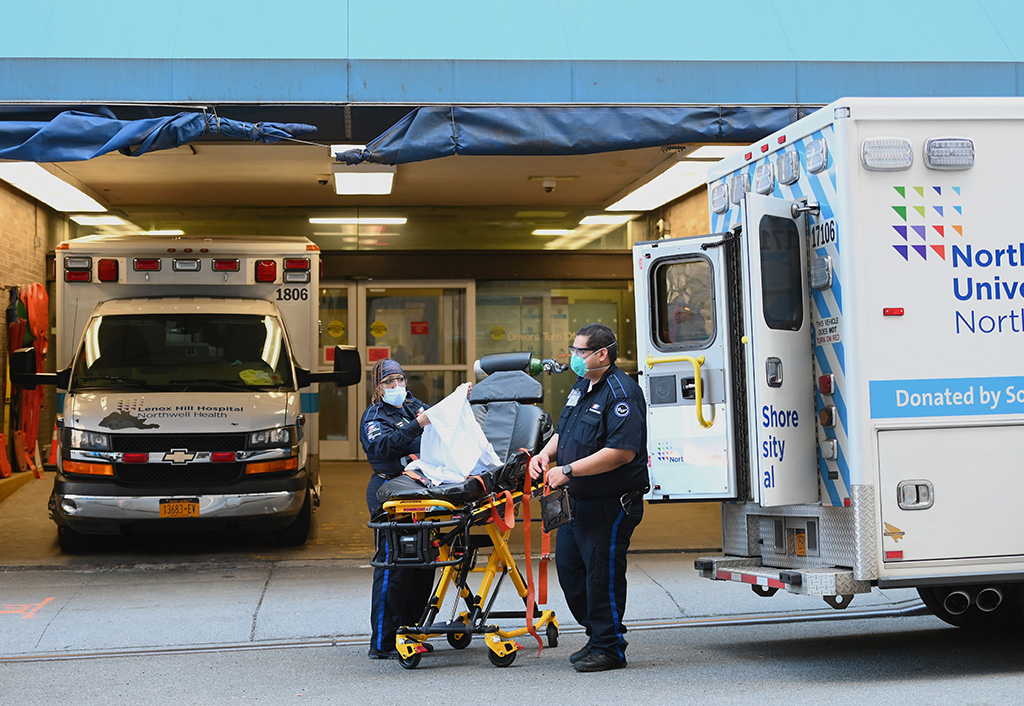 Vor einem Krankenhaus in New York City (Bild: Angela Weiss/AFP)