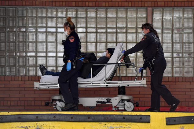 Corona-Patient vor einem Krankenhaus in New York