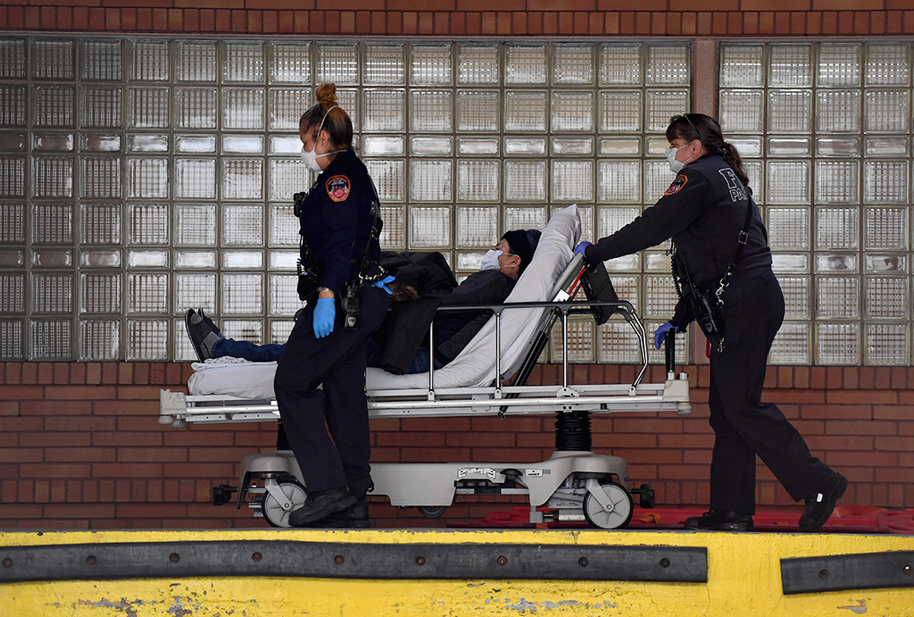 Corona-Patient und Rettungskräfte vor einem Krankenhaus in New York (Archivbild: Angela Weiss/AFP)