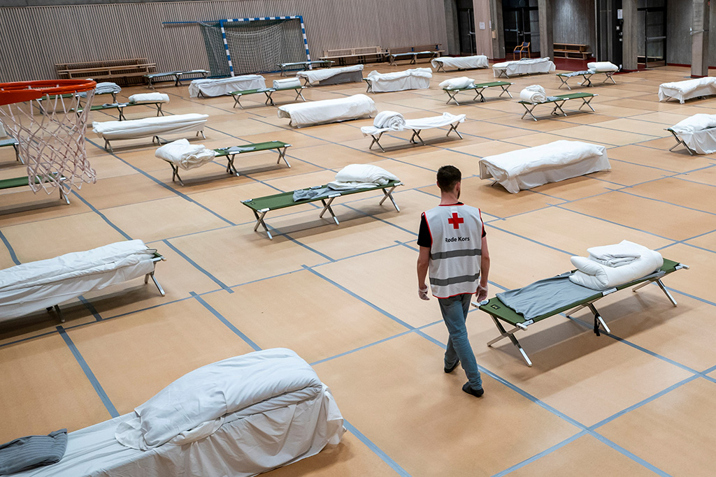 Die Sporthalle des Uranienborg-Gymnasiums in Oslo wurde für Obdachlose geöffnet (Bild: Heiko Junge/AFP)
