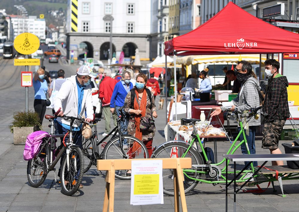 Österreicher mit Mundschutz auf einem Markt in Linz (Bild: Helmut Fohringer/APA/AFP)