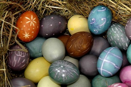 Tradition zu Ostern: Ostereier färben (Illustrationsbild: BRF)