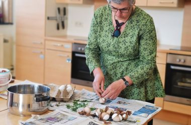 Christa Heinen färbt Ostereier mit Hausmitteln (Bild: Raffaela Schaus/BRF)