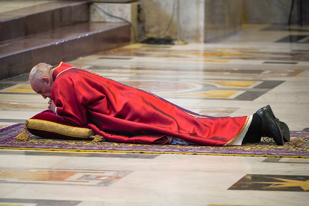 Karfreitag: Papst Franziskus betet für die Coronavirus-Opfer (Bild: Andrew Medichini/POOL/AFP)