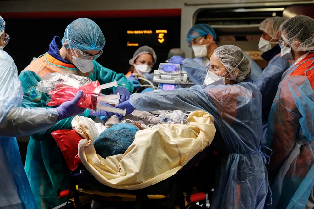 Pflegepersonal mit Covid-Patient in Paris (Bild: Thomas Samson/AFP/Pool)