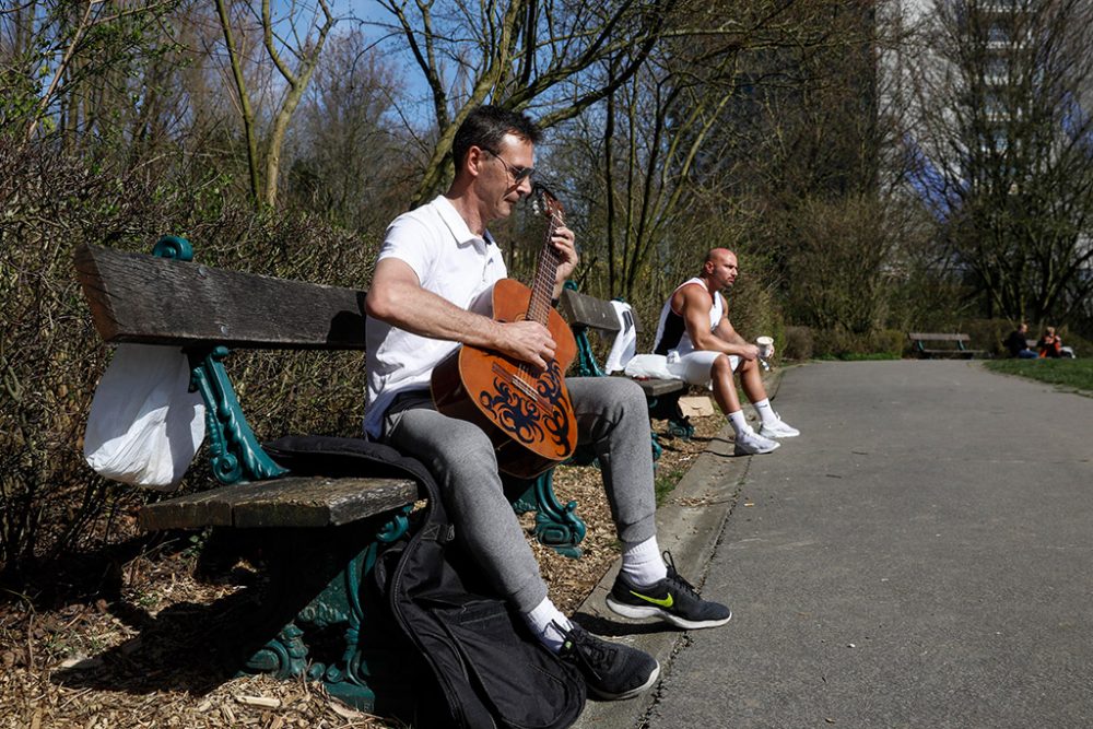 Gitarrist in Brüsseler Park (Bild: Thierry Roge/Belga)