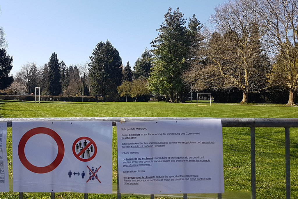 Park Klinkeshöfchen in Eupen: Schilder weisen auf die Sperrung wegen des Coronavirus hin (Bild: Katrin Margraff/BRF)