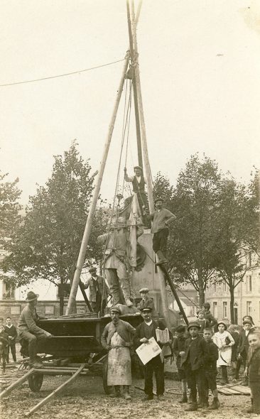 Demontage des Peter-Prüss-Denkmals nach der Annexion 1920 (Bild: ZVS-Archiv)