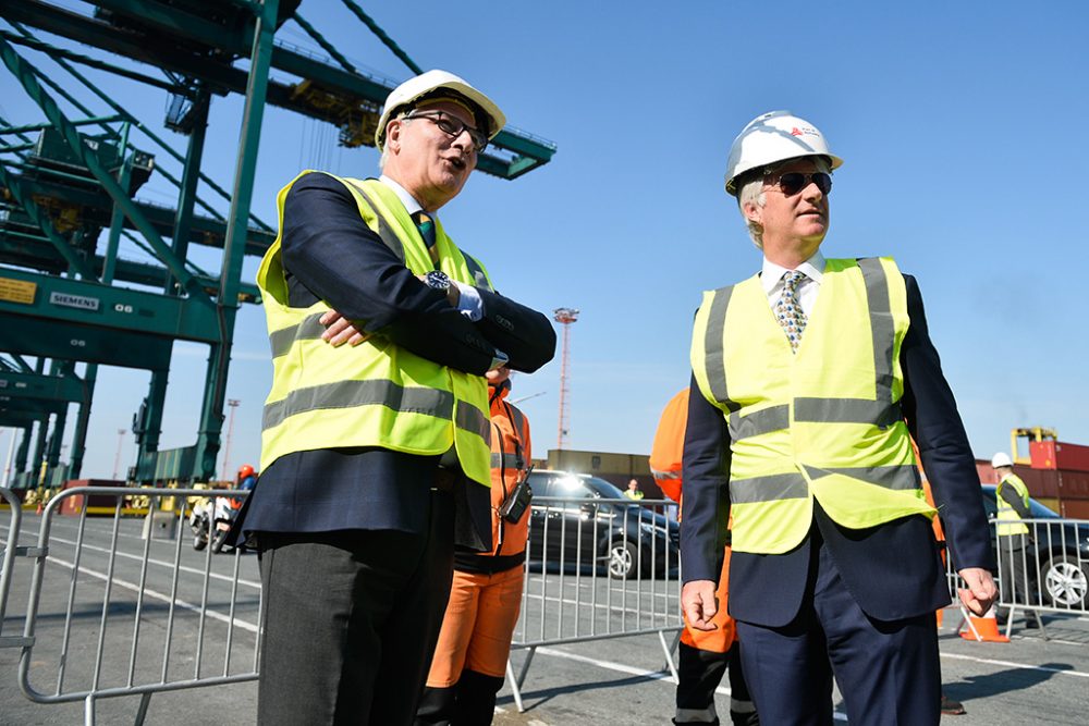 König Philippe beim Besuch im Hafen von Antwerpen (Bild: Johanna Geron/Belga)