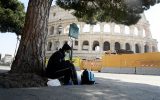 Mann mit Smartphone vor dem Kolosseum in Rom (Bild: Filippo Monteforte/AFP)