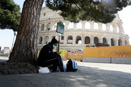 Mann mit Smartphone vor dem Kolosseum in Rom (Bild: Filippo Monteforte/AFP)