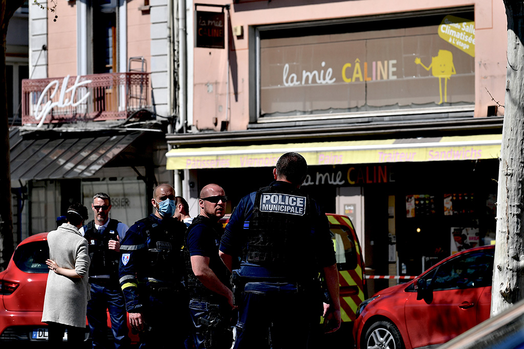 Nach Messerangriff: Polizei in Romans-sur-Isère (Bild: Jeff Pachoud/AFP.)
