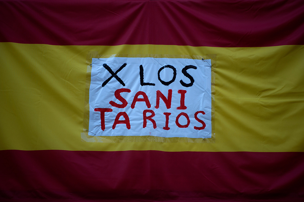 Spanische Flagge mit Dankesbotschaft an das Pflegepersonal in Ronde (Bild: Jorge Guerrero/AFP)