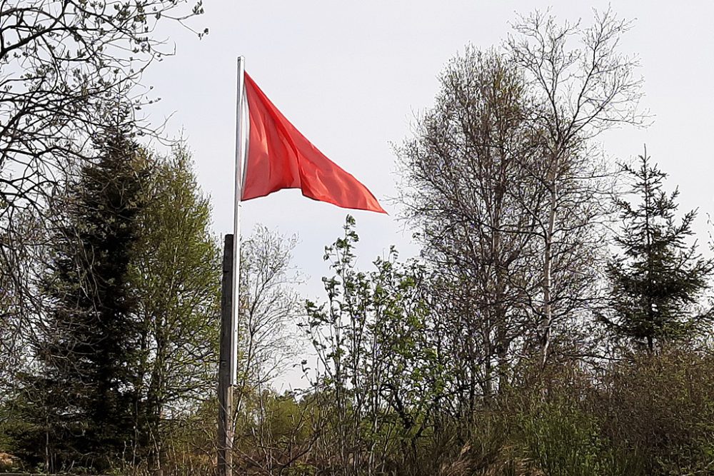 Die rote Fahne im Hohen Venn zeigt: Waldbrandgefahr! (Bild: Stephan Pesch/BRF, 24. April 2020)