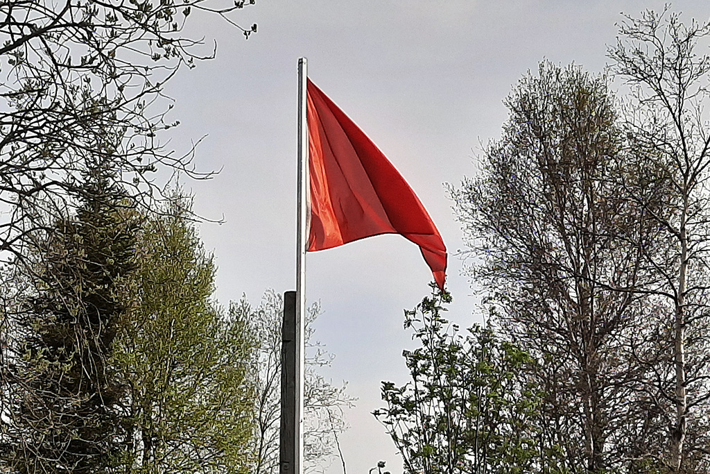 Die rote Fahne im Hohen Venn zeigt: Waldbrandgefahr! (Bild: Stephan Pesch/BRF, 24. April 2020)