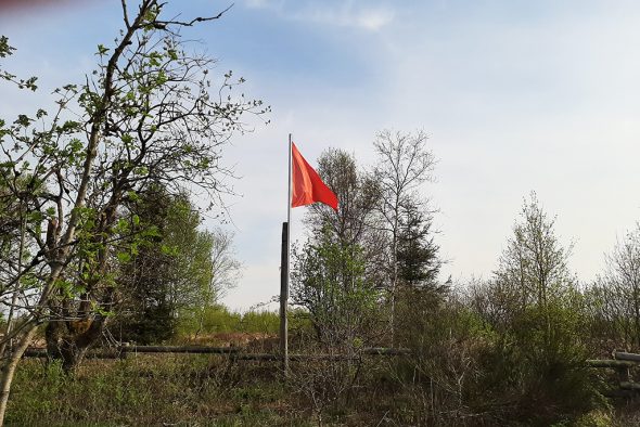 Die rote Fahne im Hohen Venn zeigt: Waldbrandgefahr! (Bild: Stephan Pesch/BRF, 24. April 2020)