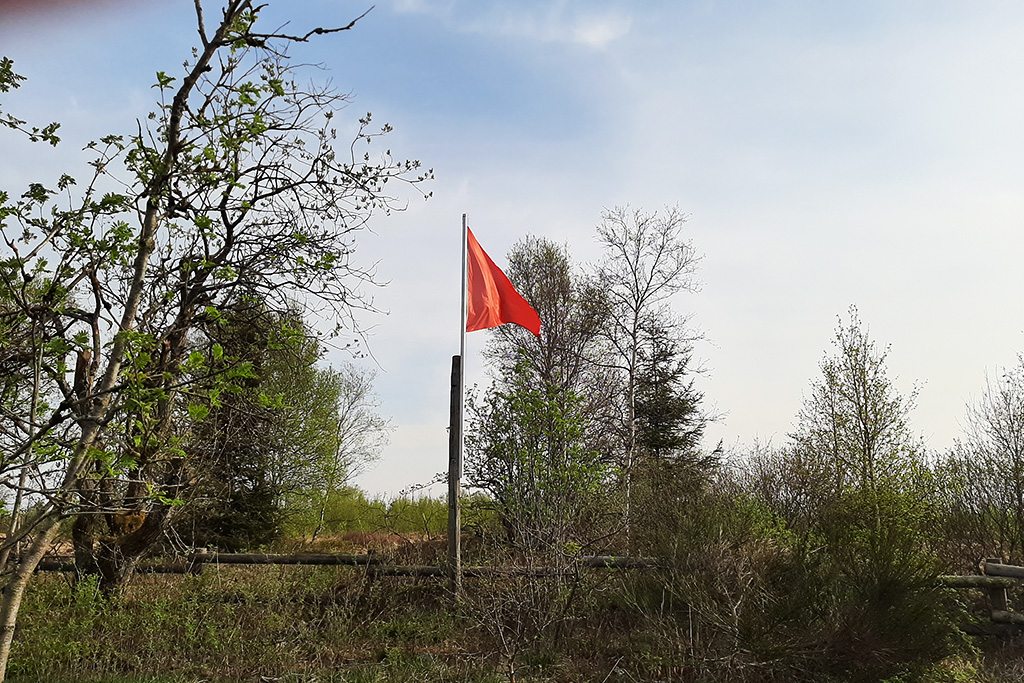 Die rote Fahne im Hohen Venn zeigt: Waldbrandgefahr! (Archivbild: Stephan Pesch/BRF, 24. April 2020)