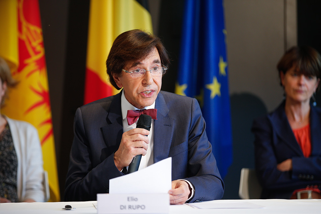 MP Elio Di Rupo stellt den Plan vor (Bild: Bruno Fahy/belga)