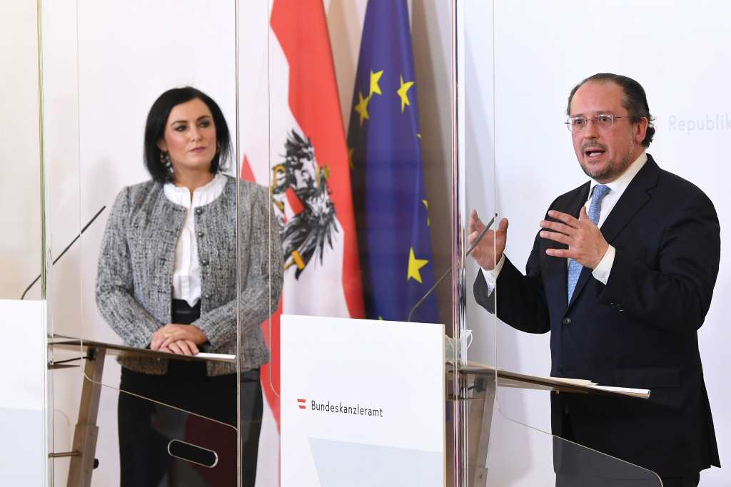 Österreichs Tourismus-Ministerin Elisabeth Köstinger und Außenminister Alexander Schallenberg (Bild: Helmut Fohringer /AFP)