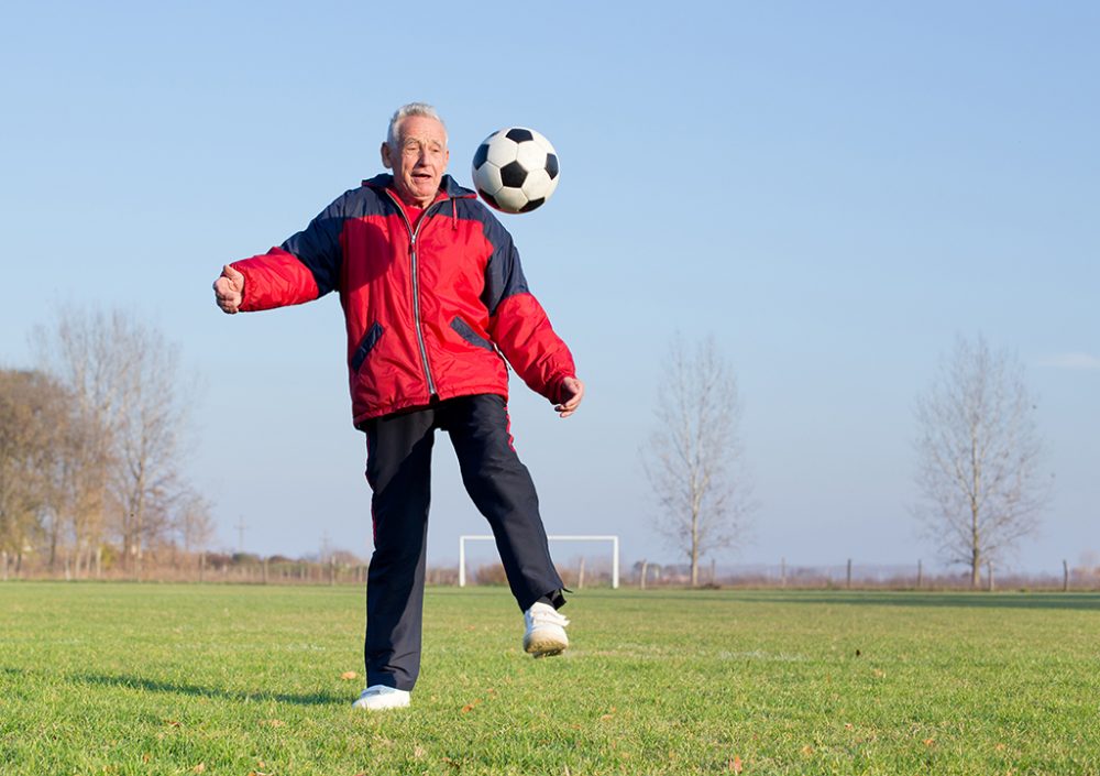 Senior beim Fußball-Spielen (Illustrationsbild: © Bildagentur PantherMedia / budabar)