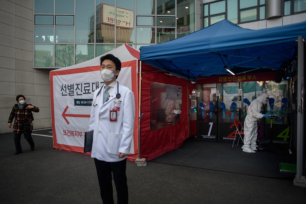 Vor einem Krankenhaus in Seoul (Bild: Ed Jones/AFP)