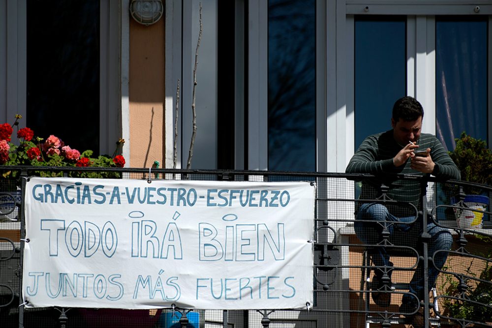 Balkon-Botschaft: "Dank eurer Anstrengungen wird alles wieder gut. Gemeinsam sind wir stärker" (Bild: Gabriel Bouys/AFP)