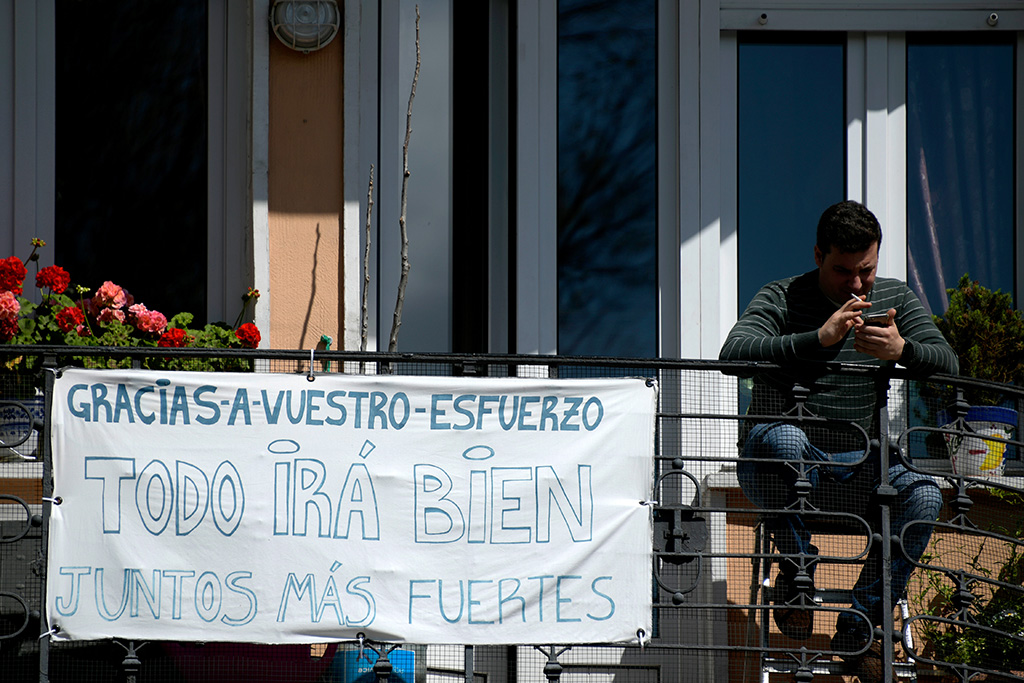 Balkon-Botschaft: "Dank eurer Anstrengungen wird alles wieder gut. Gemeinsam sind wir stärker" (Bild: Gabriel Bouys/AFP)