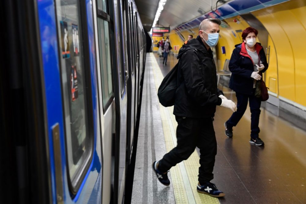 Spanier auf dem Weg zur Arbeit (Bild: Javier Soriano/AFP)